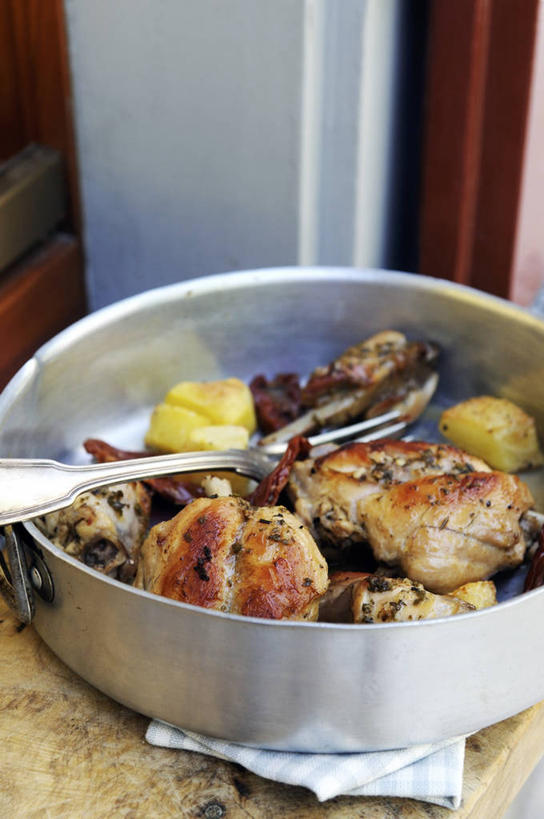 无人,竖图,俯视,室内,特写,白天,烹饪,桌面,桌子,蔬菜,土豆,西红柿,厨具,金属制品,阴影,新鲜,反射,金属,木制,锅子,影子,勺子,肉,食品,番茄干,锅,肉类,食物,木制品,调羹,汤匙,有机食品,绿色食品,锅具,肉食,烹饪用具,兔肉,馍馍蛋,肉干,兔肉干,烹调用具,洋芋,山药蛋,马铃薯,番茄,烹调,彩图,高角度拍摄,日晒番茄干