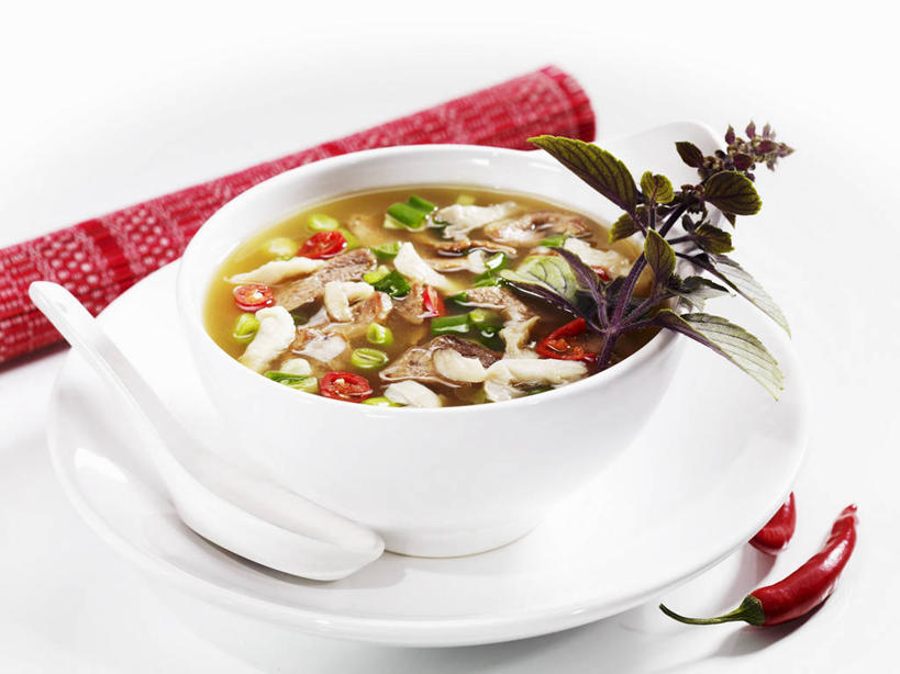 无人,横图,俯视,室内,特写,白天,白色背景,烹饪,中餐,餐桌,桌子,辣椒,蔬菜,餐具,阴影,新鲜,反射,碟子,纺织物,盘,影子,勺子,陶瓷,肉,汤,料理,食品,陶瓷制品,鸭肉,菜肴,美食,肉类,食物,盘子,容器,调羹,碟,毛巾,汤匙,碗,清洁,中式,摄影,佳肴,有机食品,绿色食品,影棚,餐台,储藏,保暖,储存,肉食,透气,防水,辣角,红海椒,大椒,辣虎,广椒,储水,耐磨,吸水,辣子,红辣椒,海椒,番椒,彩图,高角度拍摄,影棚拍摄,拍摄,老鸭汤,贮存