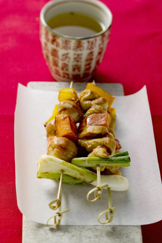 无人,竖图,俯视,室内,特写,白天,烹饪,烧烤,幸福,茶,杯子,餐具,阴影,红色背景,朦胧,模糊,反射,碟子,盘,影子,肉,茶叶,料理,食品,烤肉,两串,娱乐,菜肴,美食,肉类,食物,盘子,水杯,碟,享受,休闲,温馨,放松,乐趣,摄影,佳肴,影棚,提神,舒适,醒脑,肉食,印度菜,印度料理,茶杯,彩图,高角度拍摄,影棚拍摄,拍摄,东南亚菜,沙嗲,印尼爪哇菜