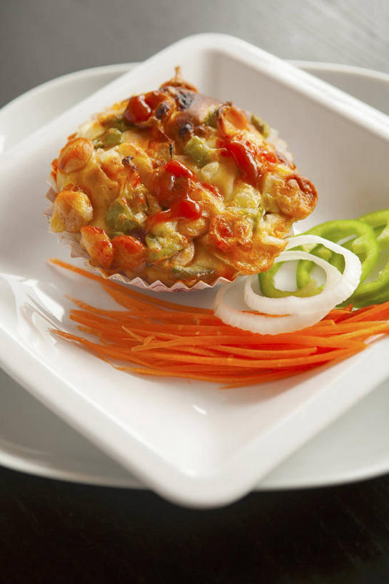 无人,竖图,俯视,室内,特写,白天,烹饪,西餐,黄瓜,蔬菜,西红柿,小番茄,洋葱,餐具,阴影,灰色背景,新鲜,反射,碟子,盘,影子,陶瓷,料理,食品,披萨,匹萨,陶瓷制品,菜肴,美食,食物,盘子,容器,碟,碗,快餐,西式,摄影,佳肴,有机食品,绿色食品,影棚,储藏,比萨,储存,玉葱,西式快餐,垃圾食品,意大利薄饼,小西红柿,樱桃小番茄,珍珠小番茄,圆葱,樱桃番茄,洋葱头,圣女果,球葱,青瓜,胡瓜,番茄,葱头,彩图,高角度拍摄,影棚拍摄,拍摄,迷你披萨,贮存