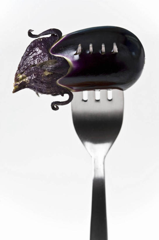 无人,竖图,俯视,室内,特写,白天,白色背景,餐桌,桌子,茄子,蔬菜,餐具,一把,阴影,新鲜,反射,叉子,影子,食品,食物,紫色,摄影,有机食品,绿色食品,影棚,餐台,餐叉,紫茄子,进餐用具,落苏,酪酥,昆仑瓜,矮瓜,彩图,高角度拍摄,影棚拍摄,拍摄