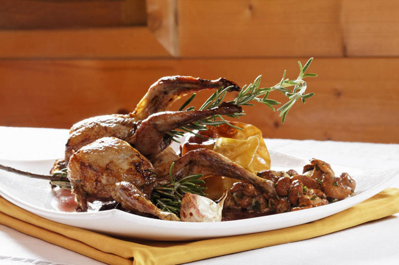 无人,横图,俯视,室内,特写,白天,桌面,桌子,鸟,蔬菜,餐具,阴影,新鲜,反射,木制,鸟类,叉子,碟子,盘,影子,菌菇,食品,菌类,食物,盘子,餐巾,木制品,碟,食用菌,有机食品,绿色食品,餐叉,鸡油菌,鹌鹑,奔鹑,宛鹑,杏黄菌,杏菌,保洁方巾,口布,进餐用具,彩图,高角度拍摄