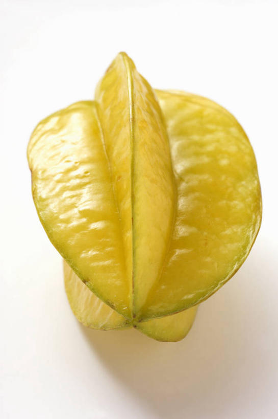 无人,竖图,俯视,室内,特写,白天,白色背景,餐桌,桌子,水果,阴影,朦胧,模糊,新鲜,反射,影子,生食,食品,果实,食物,一个,黄色,杨桃,摄影,有机食品,绿色食品,影棚,单个,餐台,五敛子,三廉子,阳桃,洋桃,彩图,高角度拍摄,影棚拍摄,拍摄