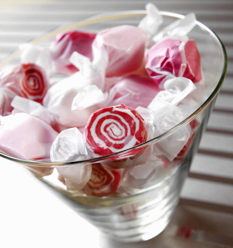 无人,竖图,俯视,室内,特写,白天,杯子,一堆,许多,阴影,堆叠,堆积,反射,影子,食品,糖,糖果,甜点,甜品,软糖,玻璃制品,食物,一个,水杯,甜食,单个,堆,太妃糖,玻璃杯,彩图,高角度拍摄