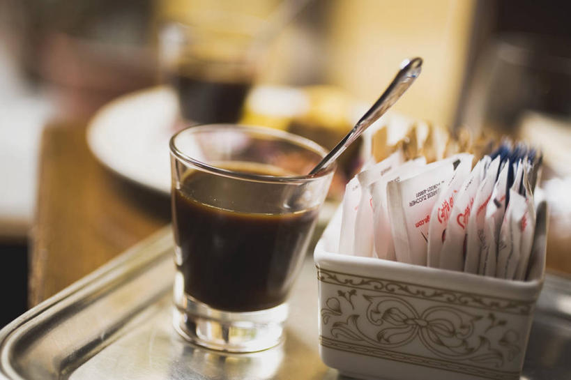 咖啡,无人,横图,俯视,室内,特写,白天,幸福,桌面,桌子,杯子,阴影,朦胧,模糊,反射,木制,影子,勺子,娱乐,茶包,玻璃制品,饮料,木制品,水杯,调羹,汤匙,享受,休闲,温馨,放松,乐趣,提神,舒适,袋泡茶,醒脑,软饮料,玻璃杯,彩图,高角度拍摄