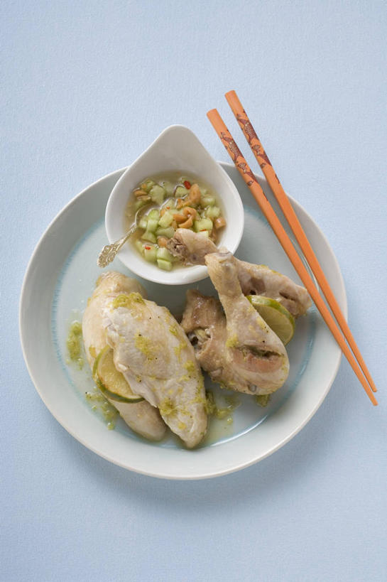 无人,竖图,俯视,室内,特写,白天,烹饪,筷子,餐具,水果,一双,阴影,灰色背景,新鲜,反射,碟子,盘,影子,陶瓷,调料,鸡肉,酱料,酱汁,肉,生食,佐料,料理,食品,果实,陶瓷制品,调味品,调味料,文化,传统,酱,菜肴,美食,肉类,食物,盘子,容器,碟,碗,花生酱,摄影,佳肴,有机食品,绿色食品,影棚,储藏,礼节,储存,礼仪,肉食,酸橙,代代,越菜,越南菜,越南料理,进餐用具,橙子,橙,彩图,高角度拍摄,影棚拍摄,拍摄,柠檬鸡,贮存