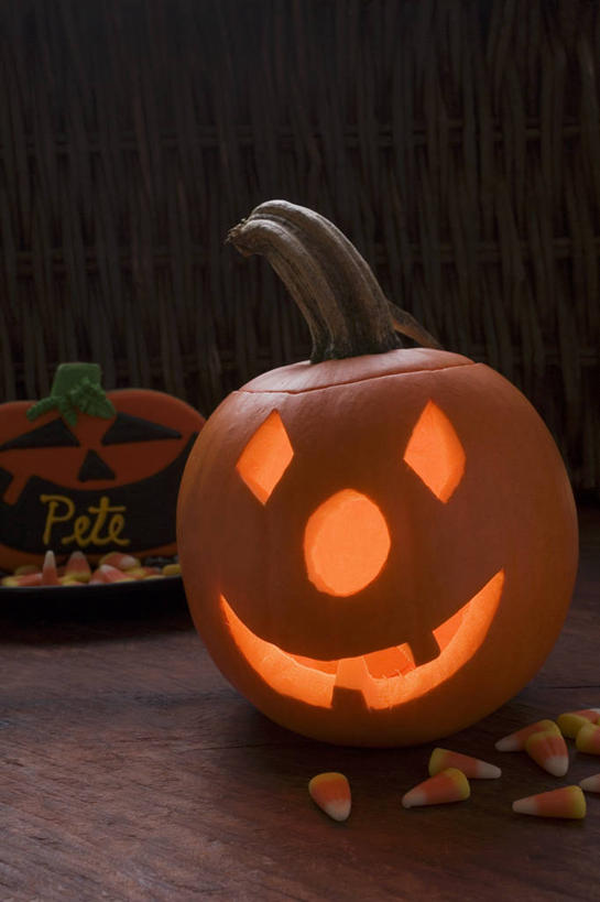 脸,头,脸颊,无人,竖图,俯视,室内,特写,白天,桌面,桌子,南瓜,蔬菜,照明,阴影,黑色背景,节日,庆祝,新鲜,装饰,反射,木制,影子,灯光,金瓜,食品,文化,镂空,番瓜,灯,食物,木制品,灯具,庆典,南瓜灯,万圣节,摄影,有机食品,绿色食品,影棚,纪念,华丽,修饰,麦瓜,倭瓜,照亮,点缀,照明设备,衬托,美观,雅致,雅观,镂刻,头部,脸部,脸蛋,面部,彩图,高角度拍摄,影棚拍摄,拍摄