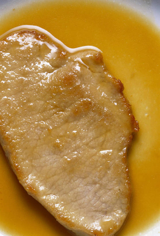 红酒,葡萄酒,骨骼,无人,竖图,俯视,室内,特写,白天,烹饪,中餐,桌面,桌子,餐具,一块,阴影,反射,木制,碟子,盘,影子,排骨,肉,油炸,料理,食品,骨头,白葡萄酒,酒类,猪肉,菜肴,美食,肉类,酒,食物,饮料,一个,盘子,木制品,碟,中式,佳肴,单个,骨架,肉食,炸猪排,豚肉,彩图,高角度拍摄