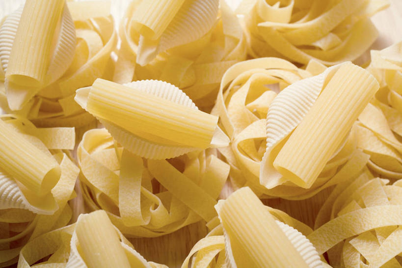 面食,面条,意大利面,无人,横图,俯视,室内,特写,白天,西餐,一堆,许多,堆叠,堆积,面,料理,食品,很多,食物,黄色,西式,堆,彩图,高角度拍摄