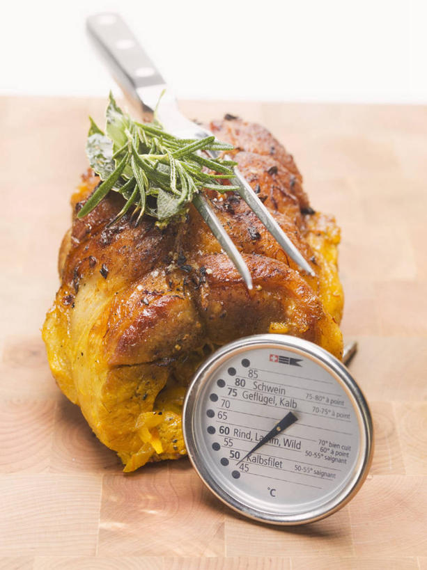 无人,竖图,俯视,室内,特写,白天,烹饪,西餐,安全,生活用品,桌面,桌子,餐具,金属制品,一块,阴影,反射,测量,金属,木制,叉子,器材,温度计,影子,肉,牛肉,料理,食品,显示屏,菜肴,美食,肉类,食物,木制品,西式,佳肴,快速,卫生,准确,精度,精准,数字温度计,肉食,餐叉,物理,读数,快捷,热电偶,进餐用具,彩图,高角度拍摄,食品温度计,食品中心温度计,数显温度计,探针中心温度计,中心温度计