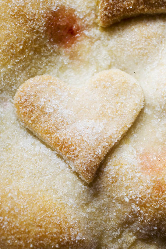 面食,无人,竖图,俯视,室内,特写,白天,爱情,烹饪,西餐,桌面,桌子,阴影,爱心,反射,木制,粉末,影子,调料,料理,食品,糖,面点,调味品,浪漫,调味料,菜肴,美食,食物,木制品,温暖,温馨,心形,粉,恩爱,西式,佳肴,派,和睦,糖粉,粉状,粉剂,樱桃派,心型,彩图,高角度拍摄,糖类,融洽