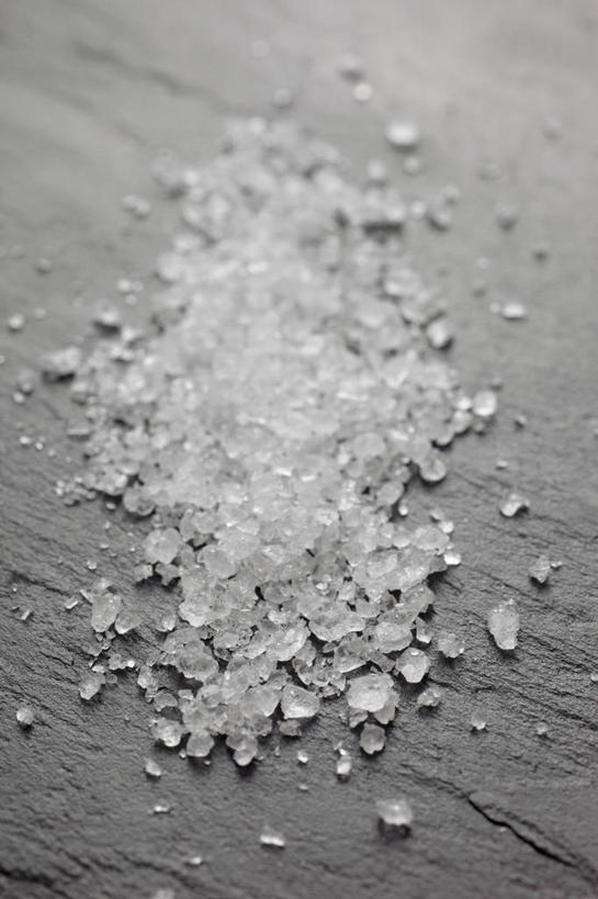 无人,竖图,俯视,室内,特写,白天,桌面,桌子,一堆,许多,阴影,堆叠,堆积,反射,木制,影子,调料,盐,调味品,很多,调味料,食盐,白色,木制品,堆,彩图,高角度拍摄