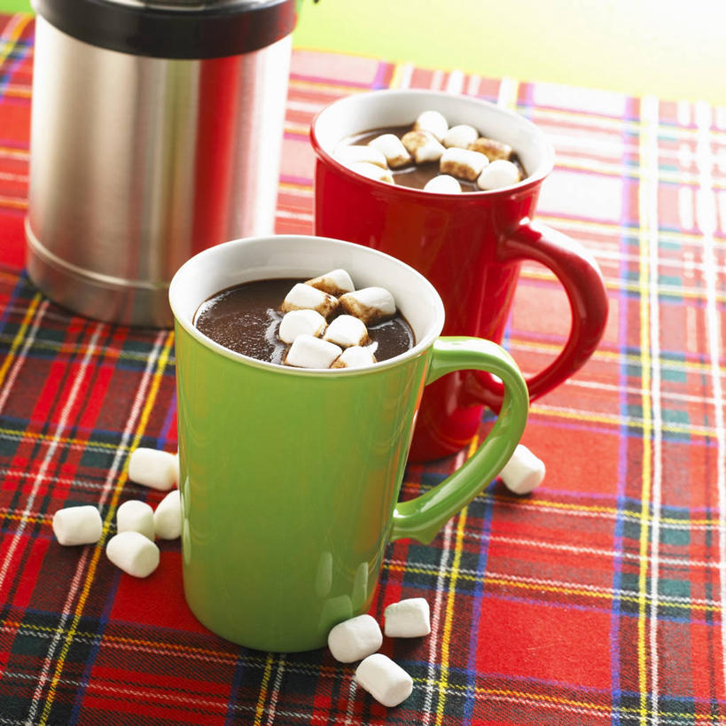 无人,方图,俯视,室内,特写,白天,桌面,桌子,杯子,阴影,反射,木制,瓷器,壶,影子,食品,糖,糖果,甜点,甜品,咖啡杯,陶瓷制品,软糖,棉花糖,水壶,食物,茶壶,木制品,容器,甜食,热巧克力,瓷杯,热可可,美禄,热朱古力,彩图,高角度拍摄