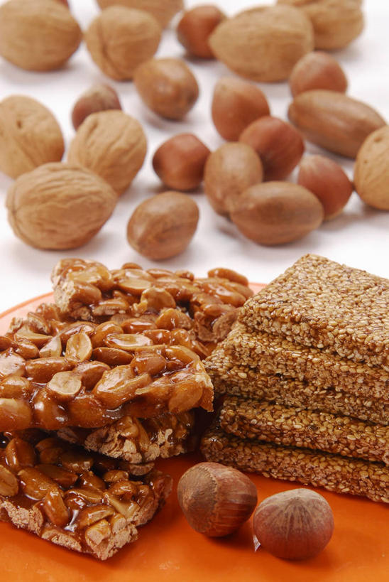 无人,竖图,俯视,室内,特写,白天,白色背景,植物,桌面,桌子,豆,花生,阴影,反射,木制,影子,豆类,豆子,芝麻,食品,糖,糖果,坚果,甜点,甜品,果实,食物,木制品,甜食,干果,摄影,长生果,影棚,花生仁,榛子,硬糖,豆科,花生糖,脂麻,胡麻,白麻,巨胜子,油麻,落花生,落生,山板栗,花生米,花生豆,彩图,高角度拍摄,影棚拍摄,拍摄