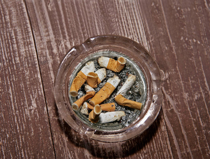 无人,横图,俯视,室内,特写,白天,桌面,桌子,香烟,玻璃,阴影,反射,木制,影子,玻璃制品,一个,木制品,烟,单个,烟灰缸,烟碟,烟盅,卷烟,烟草,纸烟,彩图,高角度拍摄