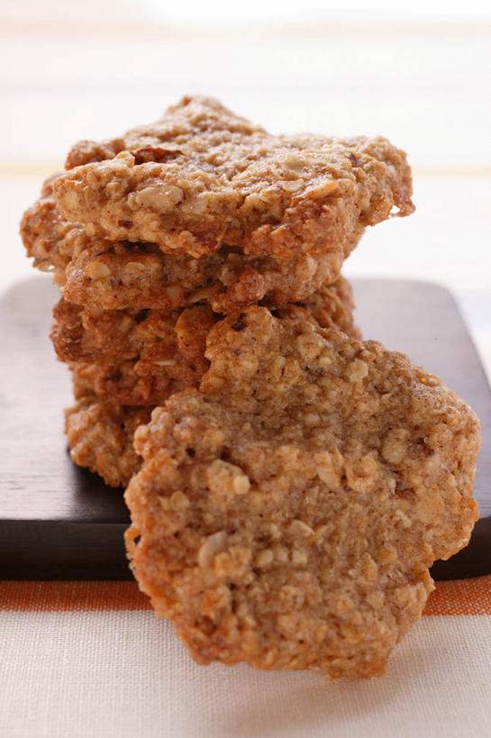 点心,无人,竖图,俯视,室内,特写,白天,桌面,桌子,一堆,阴影,堆叠,堆积,反射,木制,影子,食品,食物,木制品,饼干,零食,堆,彩图,高角度拍摄,燕麦饼