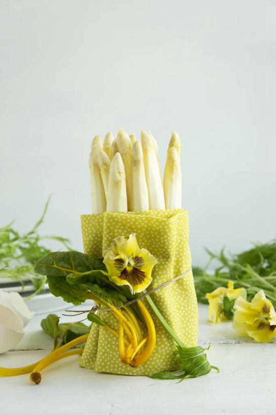 无人,竖图,俯视,室内,特写,白天,白色背景,幸福,桌面,桌子,紫罗兰,芦笋,蔬菜,阴影,花纹,新鲜,盛开,反射,木制,布,图案,影子,食品,清凉,花蕾,布纹,花,花瓣,花朵,鲜花,食物,木制品,夏天,花苞,花蕊,摄影,有机食品,绿色食品,影棚,布匹,三色紫罗兰,永恒,质朴,美德,纯爱,草紫罗兰,草桂花,猪尾巴,药鸡豆子,石刁柏,蚂蚁杆,龙须菜,狼尾巴根,彩图,高角度拍摄,影棚拍摄,拍摄