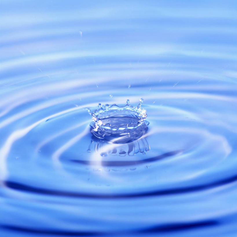 无人,方图,俯视,室内,特写,白天,水,波纹,透明,液体,气泡,水滴,涟漪,漩涡,水泡,水珠,蓝色,水纹,泡泡,圆弧,理智,沉静,冷色,高深,冷淡,彩图,高角度拍摄