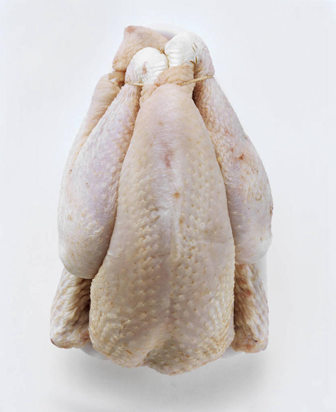 无人,竖图,俯视,室内,特写,白天,白色背景,桌面,桌子,鸟,阴影,反射,木制,鸟类,影子,鸡肉,肉,肉类,木制品,摄影,影棚,肉食,珍珠鸡,鹫珠鸡,彩图,高角度拍摄,影棚拍摄,拍摄