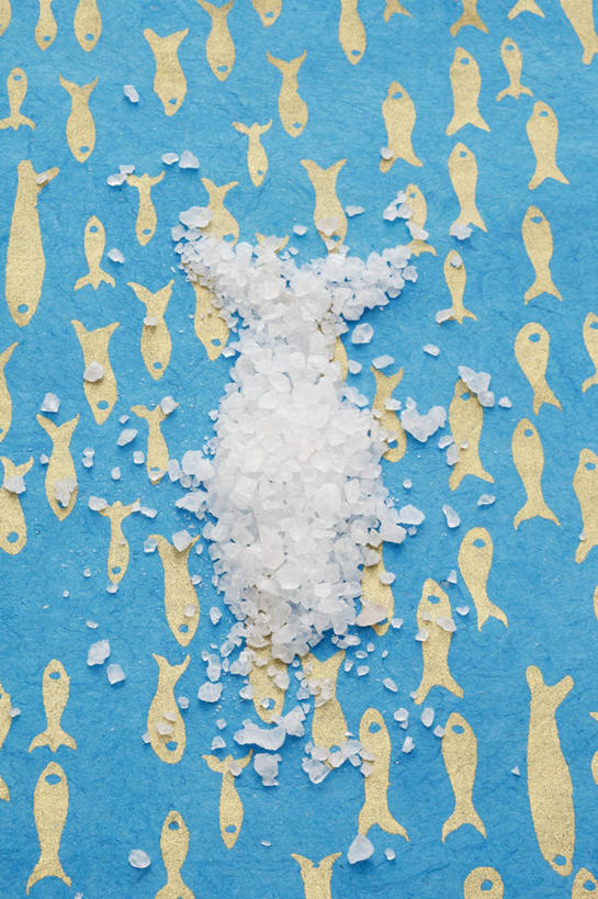 无人,竖图,俯视,室内,特写,白天,餐桌,桌子,一堆,阴影,堆叠,堆积,反射,粉末,影子,调料,盐,调味品,调味料,食盐,粉,餐台,堆,粉状,粉剂,彩图,高角度拍摄