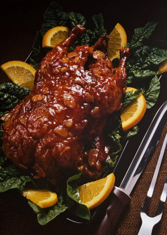 烤鸭,无人,竖图,俯视,室内,特写,白天,烹饪,中餐,餐桌,桌子,柠檬,水果,切开,阴影,新鲜,反射,粘稠,影子,调料,肉,生食,料理,食品,糖,果实,调味品,调味料,鸭肉,菜肴,美食,肉类,食物,切,中式,佳肴,有机食品,绿色食品,餐台,糖浆,剖面,肉食,黏稠,北京烤鸭,切面,浓厚,北京菜,京帮菜,京菜,益母果,柠果,彩图,高角度拍摄