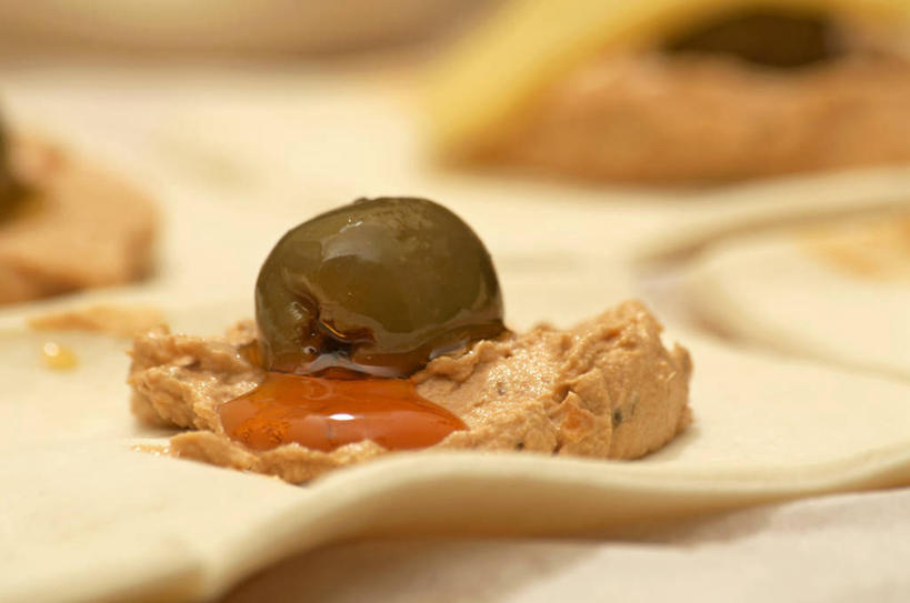 点心,面包,无人,横图,俯视,室内,特写,白天,下午茶,餐桌,桌子,橄榄,餐具,水果,阴影,朦胧,模糊,新鲜,反射,碟子,盘,影子,生食,食品,面点,果实,食物,糕点,一个,盘子,碟,有机食品,绿色食品,单个,餐台,青果,白榄,彩图,高角度拍摄,蛋奶酥,梳乎厘,舒芙里,蛋糕