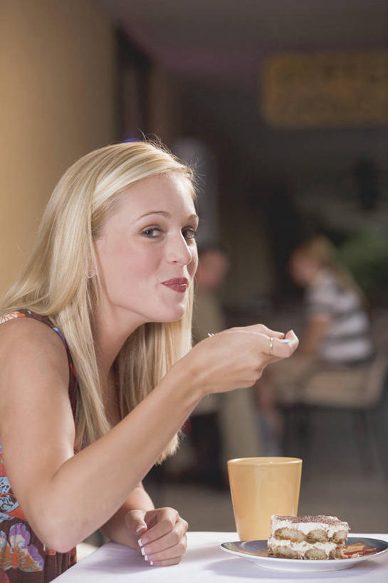 点心,西方人,一个人,坐,笑,微笑,竖图,室内,白天,侧面,下午茶,餐桌,桌子,杯子,餐具,欧洲,欧洲人,仅一个年轻女性,仅一个女性,仅一个人,握,服装,朦胧,模糊,瓷器,碟子,盘,食品,咖啡杯,陶瓷制品,拿,拿着,注视,休闲装,提拉米苏,食物,糕点,衣服,盘子,碟,观察,看,休闲,休闲服,握着,服饰,餐台,观看,察看,关注,瓷杯,意大利蛋糕,年轻女性,女人,女性,白种人,坐着,半身,彩图,蛋糕