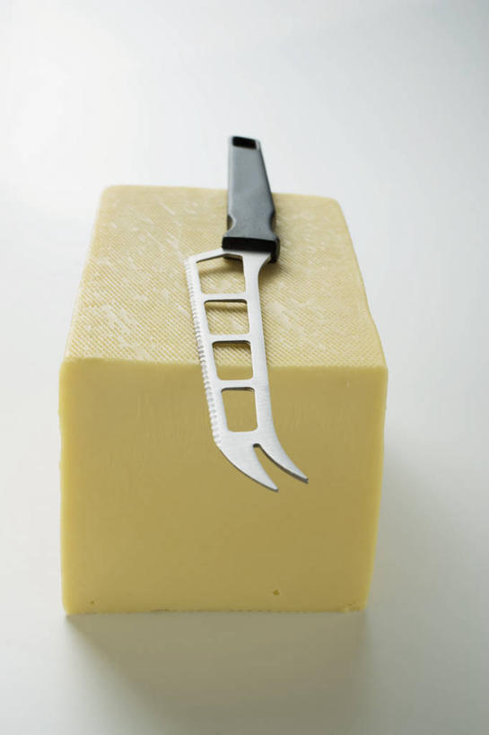 奶酪,无人,竖图,俯视,室内,特写,白天,白色背景,餐桌,桌子,一把,一块,切开,阴影,反射,工具,影子,干酪,起司,刀具,芝士,营养,黄色,刀,切,乳酪,摄影,影棚,餐台,乳制品,发酵,剖面,切面,奶酪刀,芝士刀,彩图,高角度拍摄,影棚拍摄,拍摄