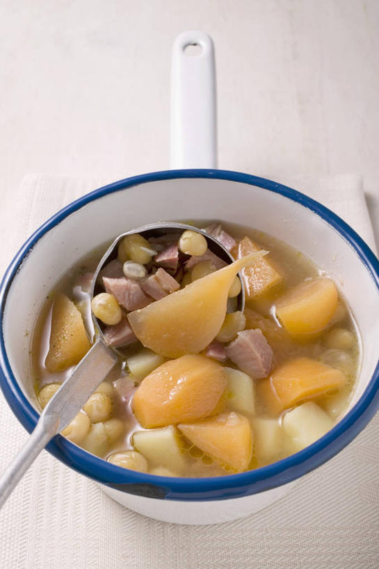 无人,竖图,俯视,室内,特写,白天,白色背景,烹饪,植物,餐桌,桌子,豆,蔬菜,厨具,金属制品,阴影,新鲜,反射,金属,锅子,影子,勺子,豆类,豆子,刀豆,肉,食品,锅,四季豆,猪肉,肉类,食物,两个,调羹,汤匙,芥菜,摄影,有机食品,绿色食品,影棚,餐台,锅具,芸豆,肉食,烹饪用具,豆科,大头菜,豚肉,菜豆,二季豆,白肾豆,架豆,玉豆,去豆,盖菜,多花菜豆,烹调用具,烹调,彩图,高角度拍摄,影棚拍摄,拍摄