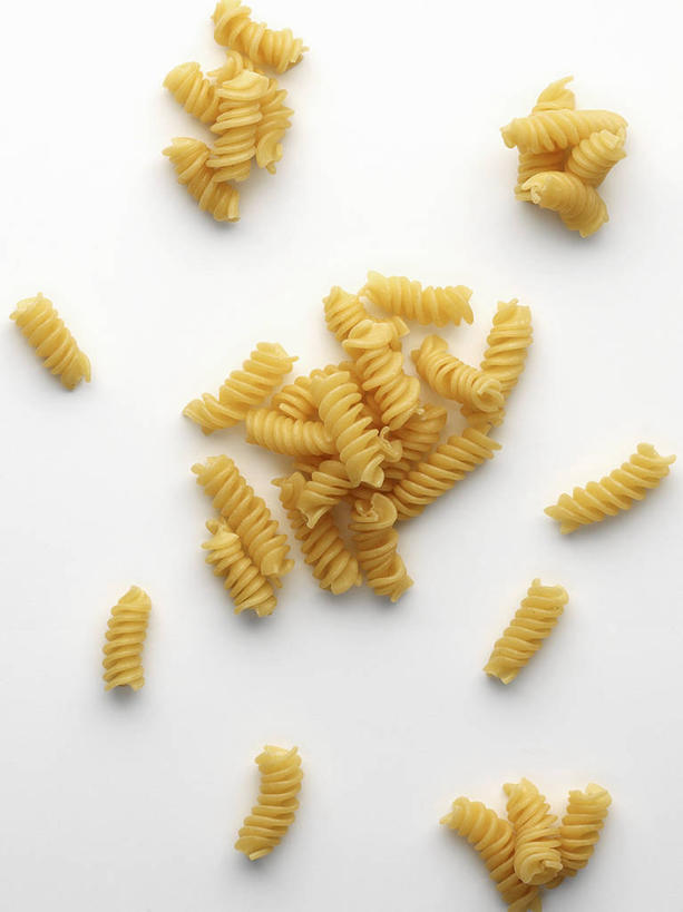 面食,面条,意大利面,无人,竖图,俯视,室内,特写,白天,白色背景,西餐,餐桌,桌子,许多,阴影,反射,影子,面,料理,食品,很多,食物,黄色,西式,摄影,影棚,餐台,螺旋面,彩图,高角度拍摄,影棚拍摄,拍摄