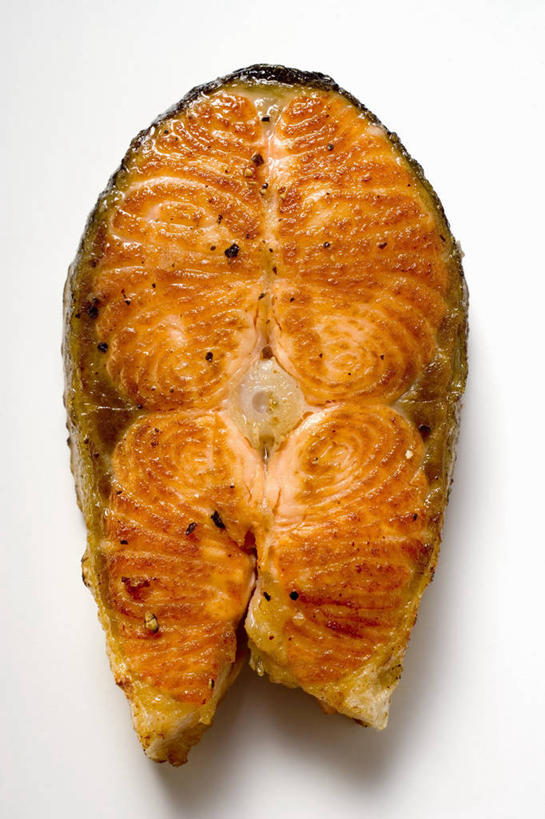 三文鱼,生鱼片,无人,竖图,俯视,室内,特写,白天,白色背景,餐桌,桌子,鲑鱼,一块,阴影,反射,影子,肉,油炸,鱼肉,鱼片,肉类,黄色,摄影,影棚,餐台,大马哈鱼,肉食,撒蒙鱼,萨门鱼,冰海之皇,鲑,马哈鱼,麻哈鱼,大麻哈鱼,沙西米,彩图,高角度拍摄,影棚拍摄,拍摄,刺身