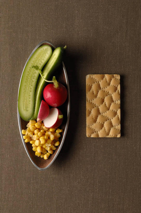 点心,无人,竖图,俯视,室内,特写,白天,餐桌,桌子,黄瓜,蔬菜,餐具,阴影,棕色背景,新鲜,反射,碟子,盘,影子,生食,蔬菜沙拉,沙拉,食品,色拉,沙律,食物,一个,盘子,碟,饼干,零食,摄影,有机食品,绿色食品,影棚,单个,餐台,色拉酱,千岛酱,青瓜,胡瓜,彩图,高角度拍摄,影棚拍摄,拍摄,黑麦薄脆饼