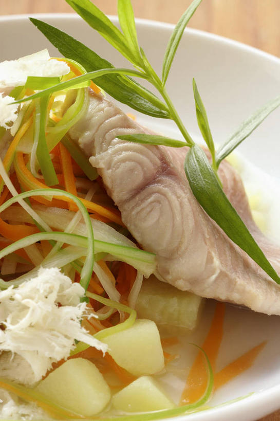 无人,竖图,俯视,室内,特写,白天,植物,餐桌,桌子,蔬菜,餐具,阴影,新鲜,反射,碟子,盘,影子,肉,鱼肉,食品,草药,药草,肉类,中药,食物,一个,盘子,碟,有机食品,绿色食品,单个,餐台,药材,中草药,肉食,龙蒿,山葵,中药材,本草,泽山葵,溪山葵,鲇鱼,塘鲺,椒蒿,青蒿,蛇蒿,塘虱鱼,塘虱,黏鱼,胡子鲢,彩图,高角度拍摄