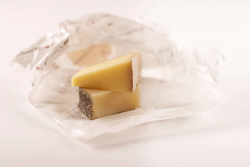 奶酪,无人,横图,俯视,室内,特写,白天,白色背景,餐桌,桌子,两块,切开,阴影,反射,包装,包装纸,铝箔纸,锡箔纸,影子,纸,干酪,起司,纸张,芝士,营养,切,乳酪,摄影,影棚,餐台,包装材料,乳制品,发酵,剖面,锡箔,切面,铝箔,彩图,高角度拍摄,影棚拍摄,拍摄,格鲁耶尔奶酪,古老也奶酪,库耶尔奶酪