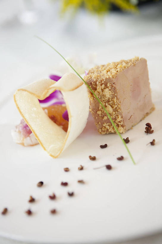 内脏,肝脏,无人,竖图,俯视,室内,特写,白天,烹饪,西餐,餐桌,桌子,餐具,阴影,朦胧,模糊,反射,碟子,盘,影子,调料,酱料,酱汁,佐料,料理,食品,调味品,调味料,酱,菜肴,美食,食物,一个,盘子,碟,西式,佳肴,单个,餐台,鹅肝酱,鹅肝,肝,彩图,高角度拍摄,鹅肥肝,法国菜