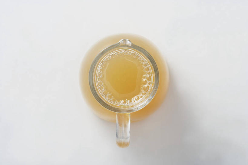 果汁,无人,横图,俯视,室内,特写,白天,白色背景,餐桌,桌子,苹果,阴影,反射,罐子,影子,饮品,一杯,玻璃制品,饮料,一个,玻璃瓶,瓶子,苹果汁,摄影,影棚,单个,餐台,可口,适口,彩图,高角度拍摄,影棚拍摄,拍摄