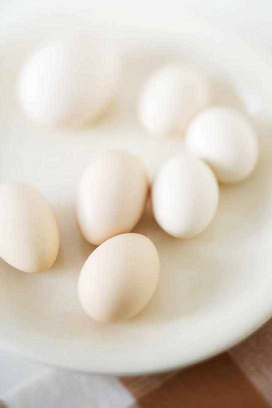 无人,竖图,俯视,室内,特写,白天,餐桌,桌子,餐具,许多,阴影,朦胧,模糊,反射,布料,碟子,盘,影子,蛋,布纹,鸭蛋,桌布,排列,一个,白色,盘子,餐巾,碟,台布,单个,餐台,卵,鸭卵,摆列,彩图,高角度拍摄,布列,分列