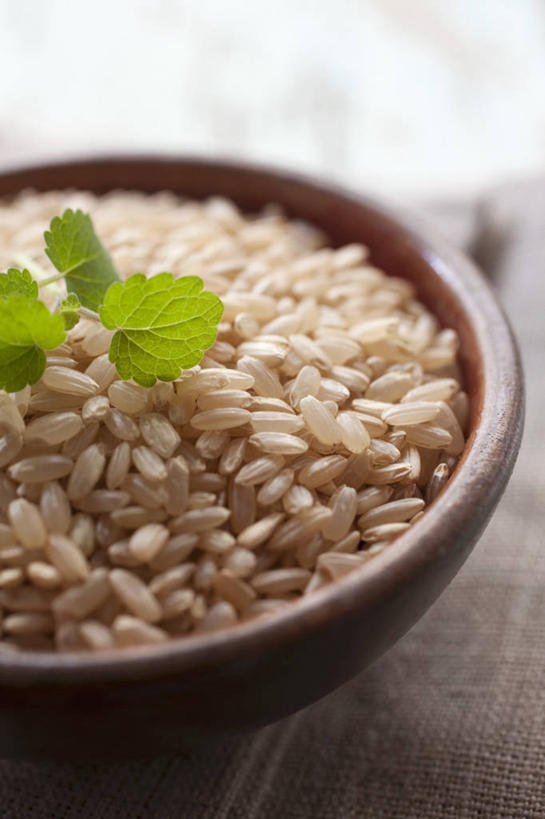 无人,竖图,俯视,室内,特写,白天,餐桌,桌子,叶子,一堆,许多,阴影,堆叠,堆积,朦胧,模糊,反射,木制,影子,谷类,谷物,绿叶,米,大米,木制品,容器,碗,嫩叶,糙米,餐台,储藏,堆,储存,玄米,叶,叶片,彩图,高角度拍摄,贮存