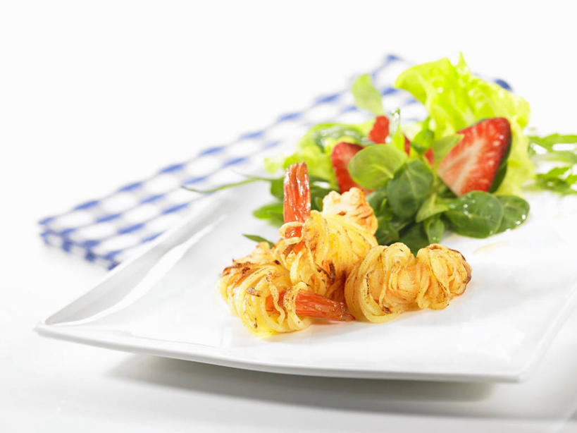 海鲜,无人,横图,俯视,室内,特写,白天,白色背景,餐桌,桌子,餐具,一堆,许多,阴影,堆叠,堆积,新鲜,反射,布料,碟子,方格,格子,盘,影子,生菜,莴苣,生食,虾,沙拉,食品,布纹,色拉,薯片,水产,沙律,大虾,桌布,食物,白色,盘子,餐巾,碟,台布,摄影,影棚,对虾,餐台,色拉酱,堆,海产品,千岛酱,斑节虾,春菜,鹅仔菜,莴仔菜,千金菜,叶用莴苣,东方对虾,中国对虾,彩图,高角度拍摄,影棚拍摄,拍摄,海鲜沙拉