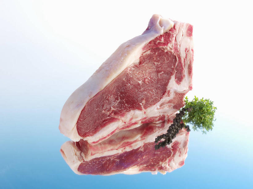 无人,横图,室内,特写,白天,白色背景,正面,烹饪,西餐,餐桌,桌子,芹菜,蔬菜,一块,阴影,蓝色背景,新鲜,反射,影子,肉,生食,牛排,牛肉,料理,食品,菜肴,美食,肉类,食物,西式,摄影,佳肴,有机食品,绿色食品,影棚,餐台,肉食,根芹菜,根洋芹,球根塘蒿,牛肋排,肉眼牛排,药芹,水芹,旱芹,彩图,影棚拍摄,拍摄