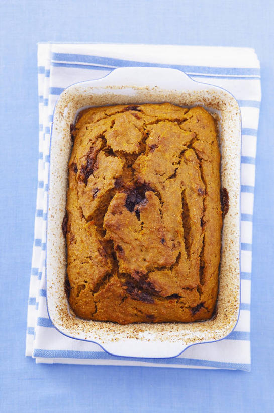 面食,无人,竖图,俯视,室内,特写,白天,烹饪,西餐,餐桌,桌子,阴影,蓝色背景,反射,布料,影子,陶瓷,料理,食品,面点,陶瓷制品,布纹,菜肴,美食,桌布,食物,一个,白色,餐巾,容器,台布,碗,西式,摄影,佳肴,影棚,单个,餐台,储藏,派,储存,南瓜派,彩图,高角度拍摄,影棚拍摄,拍摄,贮存