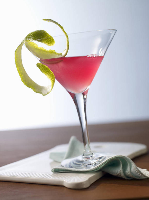 无人,竖图,室内,特写,白天,白色背景,正面,餐桌,桌子,杯子,水果,阴影,朦胧,模糊,新鲜,装饰,反射,布料,高脚杯,影子,生食,食品,果实,酒类,一杯,布纹,文化,玻璃制品,酒,桌布,食物,饮料,一个,红色,餐巾,酒杯,台布,鸡尾酒,调酒,摄影,有机食品,绿色食品,影棚,单个,餐台,华丽,修饰,点缀,创造,想象,衬托,美观,雅致,雅观,酸橙,鸡尾酒杯,代代,玻璃杯,橙子,橙,彩图,影棚拍摄,拍摄,大都会鸡尾酒