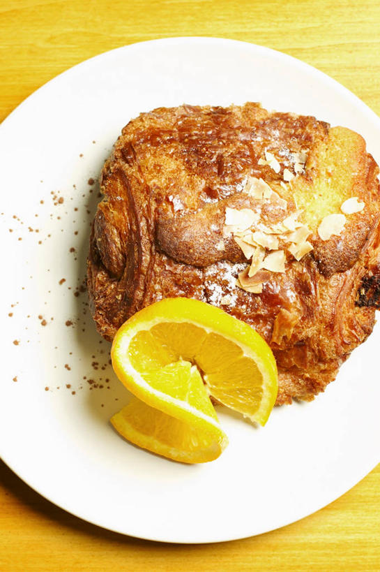 点心,面包,无人,竖图,俯视,室内,特写,白天,餐桌,桌子,柑橘,餐具,水果,橙色背景,阴影,新鲜,反射,碟子,盘,影子,生食,食品,面点,果实,食物,糕点,一个,白色,盘子,碟,摄影,有机食品,绿色食品,影棚,单个,餐台,柑桔,橘子,桔子,彩图,高角度拍摄,影棚拍摄,拍摄,大红蜜橘,大红袍,红橘,黄橘,宽皮橘,松软,酥软,丹麦面包,起酥起层面包