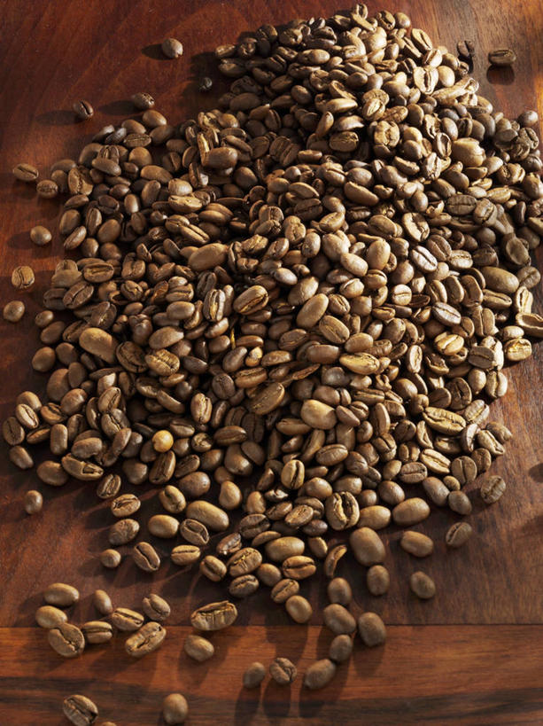 咖啡,无人,竖图,俯视,室内,特写,白天,植物,餐桌,桌子,豆,一堆,许多,阴影,堆叠,堆积,反射,影子,豆类,豆子,棕色,咖啡豆,餐台,堆,豆科,咖啡因,彩图,高角度拍摄