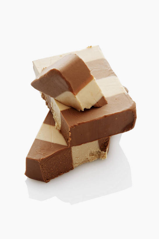 无人,竖图,俯视,室内,特写,白天,白色背景,餐桌,桌子,阴影,反射,影子,食品,糖,糖果,甜点,甜品,食物,三个,甜食,摄影,影棚,餐台,牛轧糖,鸟结糖,纽结糖,彩图,高角度拍摄,影棚拍摄,拍摄