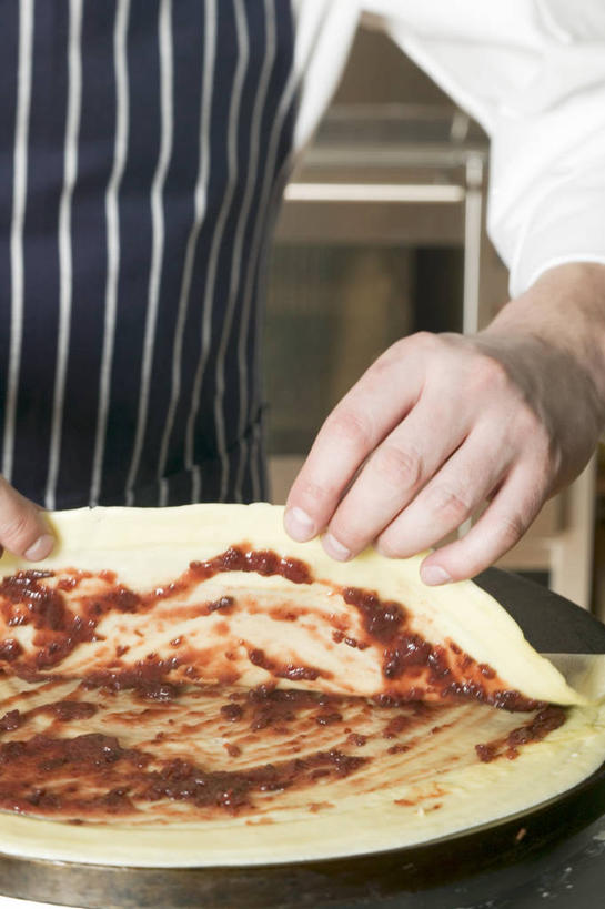 点心,西方人,手,一个人,竖图,室内,特写,白天,正面,工作服,制服,欧洲,欧洲人,仅一个男性,仅一个人,握,围裙,食品,拿,拿着,文化,小吃,食物,糕点,仅一个年轻男性,果酱,甜食,手部,握着,单手,薄饼,面点师,烘焙师,果子酱,工作制服,法国薄饼,男人,男性,年轻男性,白种人,半身,彩图,工作套服