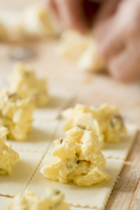 奶酪,西方人,手,一个人,竖图,俯视,室内,特写,白天,桌面,桌子,欧洲,欧洲人,双手,仅一个年轻女性,仅一个女性,仅一个人,一排,握,朦胧,模糊,整齐,木制,干酪,起司,芝士,营养,拿,拿着,排列,木制品,手部,乳酪,握着,乳制品,队列,面点师,发酵,烘焙师,年轻女性,女人,女性,白种人,半身,彩图,高角度拍摄