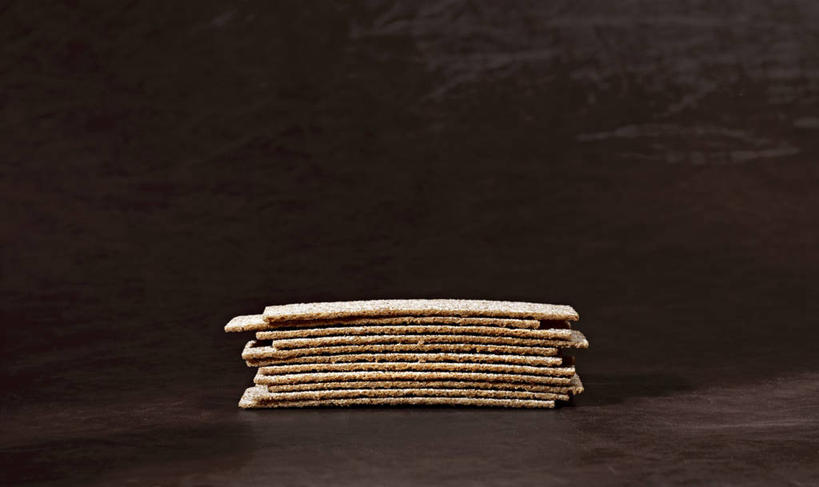 点心,无人,横图,室内,特写,白天,正面,桌面,桌子,一排,阴影,整齐,反射,木制,影子,食品,食物,排列,木制品,饼干,零食,摄影,影棚,褐色背景,堆,队列,彩图,影棚拍摄,拍摄,黑麦薄脆饼