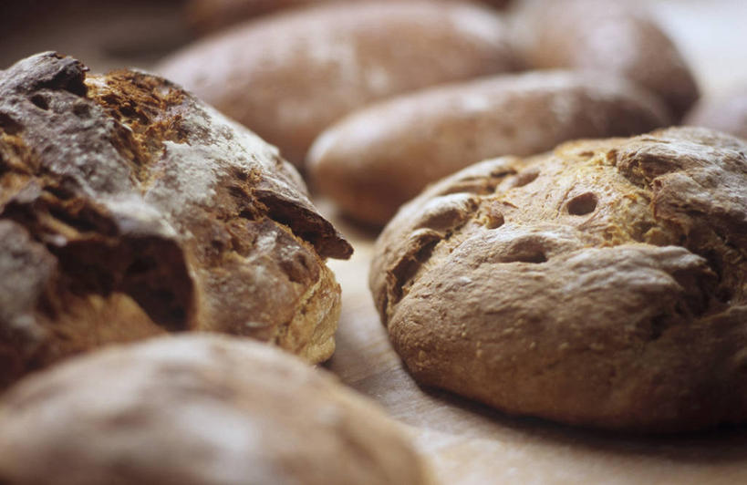 点心,面包,无人,横图,俯视,室内,特写,白天,桌面,桌子,许多,阴影,朦胧,模糊,反射,木制,影子,食品,面点,很多,食物,糕点,木制品,黑面包,全麦面包,麸皮面包,彩图,高角度拍摄