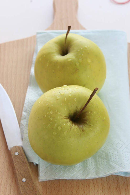 无人,竖图,俯视,室内,特写,白天,桌面,桌子,苹果,水果,金属制品,阴影,花纹,新鲜,反射,金属,木制,布,工具,图案,影子,生食,食品,果实,案板,刀具,布纹,砧板,食物,两个,绿色,木制品,刀,青苹果,有机食品,绿色食品,水果刀,布匹,彩图,高角度拍摄